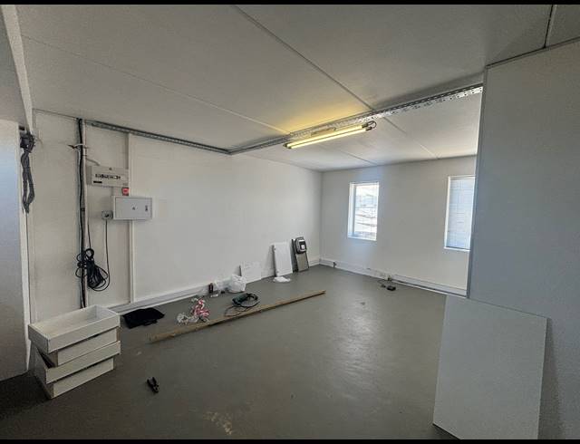 103M² WAREHOUSE TO LET IN FIRGROVE